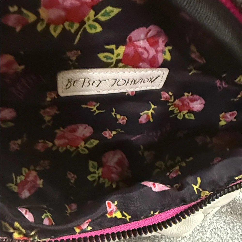 Betsey Johnson Cream Heart Quilted Crossbody Bag - Picture 4 of 5